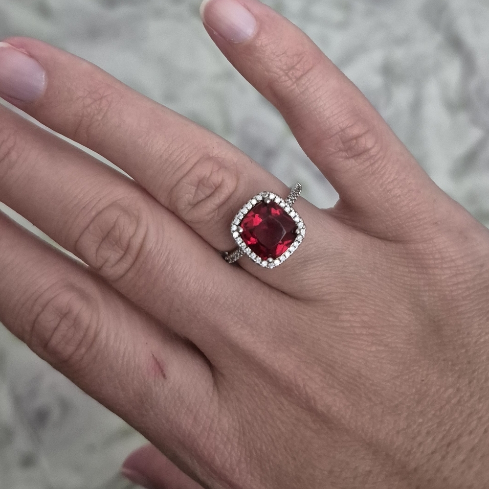 Elegant Silver and Red Gemstone Ring - Picture 3 of 5